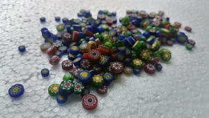 Perles en verre millefiori multicolores sur mesure pour la revente, emballées dans une boîte pour les fabricants et les designers de perles - Product Image 2