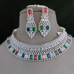 Conjunto de collar de aspecto de circón con acabado plateado de alta calidad de diseñador con pendientes Tikka colección de ropa de boda y fiesta para mujer - Product Image 1