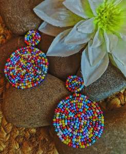 Boucles d'oreilles ornées de tissu léger et de perles - Product Image 5