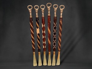 Rehausseur de chaussures en bois et métal de qualité supérieure, au design unique, pour un accès confortable aux chaussures et une présentation élégante, avec une utilisation durable - Product Image 3