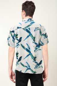 Camisa de poliéster con estampado tropical multicolor para hombre, estilo elegante, corte regular, con cuello y mangas cortas para uso casual de verano. - Product Image 2