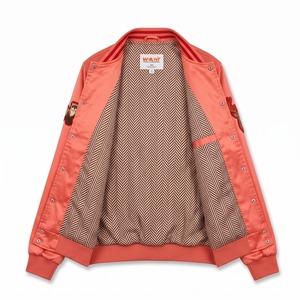 Chaqueta Bomber de Satén Personalizada para Hombre, Color Coral Escarlata, Parches de Chenilla, Forro Sublimado, Logotipo Personalizado OEM, Ropa Urbana - Product Image 3