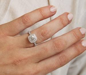 Anillo de compromiso de doble halo de diamante blanco de corte de 7mm Plata de ley chapado en oro de 18 quilates | Joyería de Boda nupcial de banda de pavé minimalista - Product Image 2