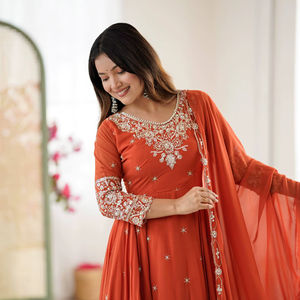 Kadınlar İçin Turuncu İşlemeli Geleneksel Anarkali Takım Elbise Seti Yerlere Kadar Uzun Parti Kıyafeti Etnik Hint Salwar Kameez Dupatta Toptan - Product Image 1