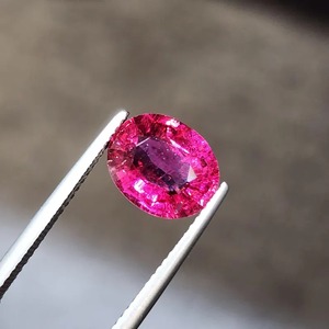 Anillo con Colgante de Turmalina Rubelita Roja Opalescente de 3 Quilates, Gema Suelta de Corte Ovalado Lagoon Paraiba, Gemas Mehrajudin de Terceros - Product Image 2