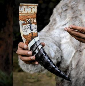 Corne à boire Viking naturelle écologique Animal religieux 3D sculpté à la main gravé - Product Image 1