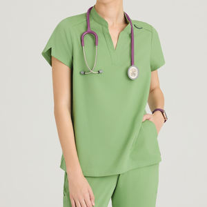 Top exfoliante con cuello en V de corte moderno para mujer Top con manga de muesca y cuello con 2 bolsillos Sweet Basil - Product Image 1