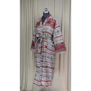 Cárdigan Cálido y Acogedor con Rayas Blancas para Mujer, Mezcla de Lana de Yak, Estilo Kimono con Bolsillos, Diseño Original para el Invierno - Product Image 6