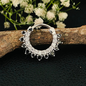 Anneau nasal septum en or massif 14 carats avec diamant noir. - Product Image 5