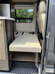 Oferta Especial Autocaravana Usada Bens Sprinter Clase B, Construcción Industrial, Cocina Totalmente Equipada y Espacio de Dormir Confortable - Product Image 5
