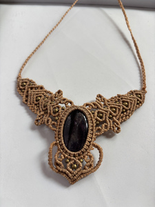 Collar con colgante de macramé de hilo gris con gema de lapislázuli natural de 25X30mm para mujer, proveedor al por mayor, forma ovalada para ocasiones de regalo - Product Image 2