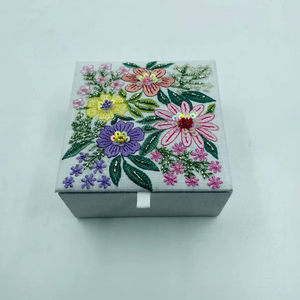 Caja de Almacenamiento de Joyas de Algodón Bordada a Mano con Cuentas, Diseño Personalizable, Colores Variados, para Recuerdos de Boda o Regalos de Iglesia - Product Image 1