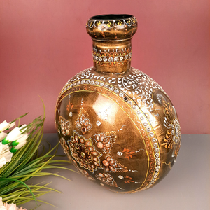 Maceta metálica con estampado floral colorido sobre un trípode dorado para hierbas. Disponible a precios de mayoreo. - Product Image 3