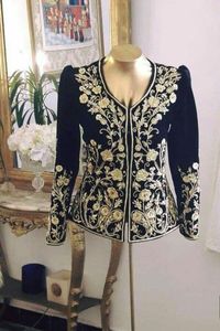 NOUVEAU-STYLISH-BRODERIE SUR ROBE VELVET-JACKET-KARAKOU AVEC Perles de verre en cristal ornées, pierre, Dabka Work FOR Wedding = 2024 - Product Image 2