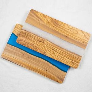 Planche à découper de luxe faite à la main sans BPA planche à charcuterie en bois avec résine de conception océanique pour la cuisine - Product Image 3