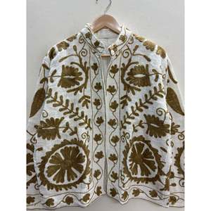 เสื้อแจ็คเก็ตผ้าฝ้ายปักมือ Bibi Marigold ผลิตด้วยมือที่เมืองชัยปุระ สีงาช้างและสีเขียวมะกอก ดีไซน์หรูหรา ระบายอากาศได้ดี คอตั้ง เหมาะสำหรับฤดูใบไม้ผลิ - Product Image 1