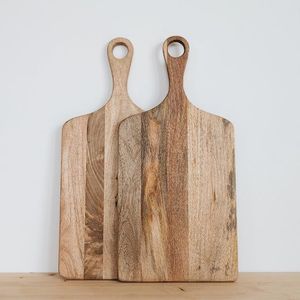 Tabla de cortar de madera dura de primera calidad con acabado pulido natural para una cocina elegante y funcional - Product Image 1