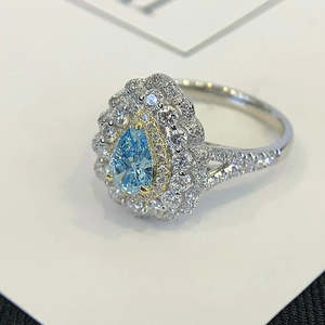 Anillo de compromiso con diamante de laboratorio de talla elegante en forma de pera de 3.20 quilates con certificación IGI, triple halo, tallo tipo catedral, claridad VVS-VS, impresionante para boda - Product Image 1