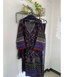 ชุดแต่งงานอินเดียแบบเรียบง่ายสำหรับผู้หญิงในปากีสถาน salwar kameez กับสนามหญ้าที่สวยงาม - Product Image 1