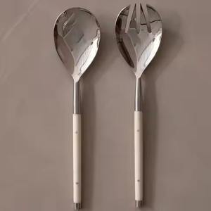 Serveur à salade en métal argenté pour des maisons élégantes, améliorant la présentation de la salade avec une brillance classique - Product Image 1