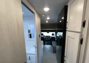 Compre una caravana moderna, totalmente equipada, lista para exportar, con cocina de lujo, ligera, 4x4, para 6-8 personas. - Product Image 3