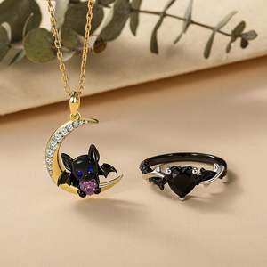 Collier Jeulia Moon Huggers personnalisé avec pendentif cœur et pierre de naissance - Chaîne tendance en acier inoxydable plaqué or avec accents de diamants et de perles - Product Image 5