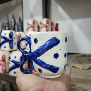 Taza de cerámica hecha a mano con asa de lazo azul, taza de café y té estética de lunares, taza bonita de cerámica de regalo única para mujeres y niñas - Product Image 3