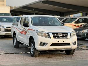 2019 Nissan Navara Pickup cambio automatico 4L motore benzina pelle scura interno sinistro in lega di alluminio auto usata - Product Image 2