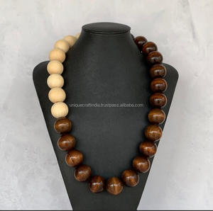 Collier en perles de bois et résine fait main pour femmes, bijoux élégants et tendance - Product Image 1
