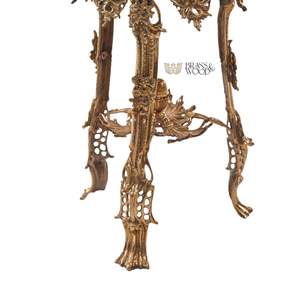 Mesa Auxiliar Redonda de Latón Antiguo de Lujo con Tapa de Mármol Beige y Detalles Tallados a Mano en Estilo Rococó para Decoración de Palacios - Product Image 5