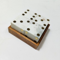 Ensemble de dés de luxe carrés élégants en marbre faits à la main avec support en bois – Jeu de 5 pièces pour décoration de table, jeux et cadeaux