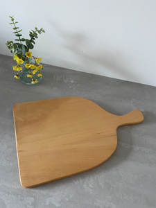 Planche à découper en bois, planche de service avec poignée, bois naturel massif, finition lisse et polie, pour la préparation et le service des aliments en cuisine - Product Image 2