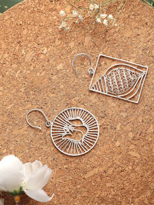 Meilleures ventes de boucles d'oreilles asymétriques de haute qualité Shankh & Ganesha Glittering Shine directement du fournisseur indien - Product Image 2