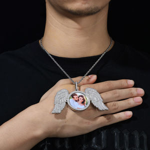 Elegante colgante de imagen de moissanita de plata 925 con cadena chapada en oro de 18 quilates Regalo personalizado para un momento memorable - Product Image 5