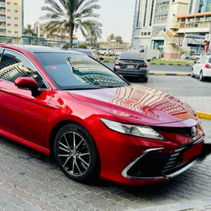 Camry 2021 avec sièges en cuir, régulateur de vitesse adaptatif, traction avant, conduite à gauche, intérieur clair, pneus R19, toit ouvrant panoramique - Product Image 1