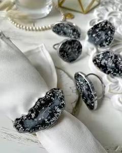 Anneaux de serviette en résine de qualité supérieure avec des motifs floraux gravés pour les dîners de fête et la décoration intérieure vintage classique - Product Image 2