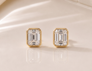 Boucles d'oreilles clous pour femme en or jaune 18 carats, serties de diamants taille émeraude cultivés en laboratoire, certifiés IGI, style classique minimaliste, pour usage quotidien, 4-5g - Product Image 1