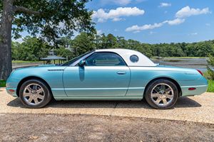 Ford Thunderbird 2002 d'occasion en bon état, 26 000 milles, 2 propriétaires, moteur V8, toit rigide amovible d'origine - Product Image 2