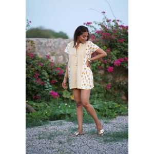 Top estilo boho con diseño de conchas y rayas, abertura frontal con botones, manga corta, talla única, para usar sobre trajes de baño. - Product Image 3