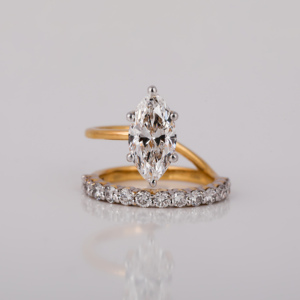 Anillo de diamantes de oro de 10 quilates de lujo Marquesa y corte redondo con ajuste de pavé de derivación perfecto para Bodas de compromiso u ocasiones especiales - Product Image 2