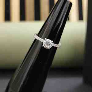 Anillo de Diamante Moissanita Creado en Laboratorio, el Mejor Solitario, en Oro Sólido de 18 Quilates, Certificado por IGI, Moderno, para Regalo de Boda, Compromiso o Fiesta - Product Image 1