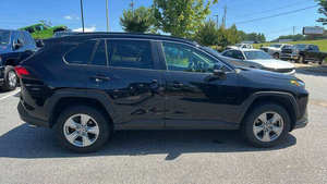 Véhicule d'occasion 2023 XLE Premium, faible kilométrage, transmission automatique, sièges en cuir, jamais accidenté et prêt à être expédié. - Product Image 3