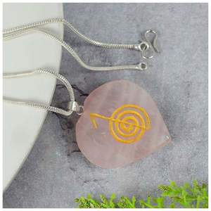 จี้หัวใจโรสควอตซ์ธรรมชาติ รีกิ โชคูเรย์ พร้อมสายโลหะ - Product Image 1