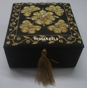 Belle boîte à bijoux de forme carrée de broderie de Zari noir faite à la main avec la finition fine pour le grossiste de but de cadeau de festival - Product Image 1
