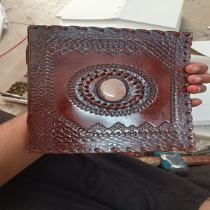 Diarios elegantes de cuero en relieve de ágata hechos a medida para inspiración y durabilidad. Ideal para uso personal y para regalar - Product Image 2