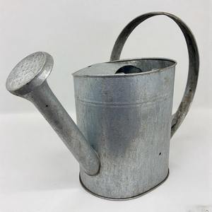 Arrosoir d'extérieur de charme en métal galvanisé avec aspect vieilli et cadre équilibré pour un contrôle facile de l'eau - Product Image 3