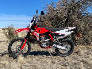 Motocicleta SWMs RS 300 Dual Sport de 278cc, Ligera, con Rendimiento en Carretera y Todoterreno, Nueva en Stock, en Venta - Product Image 4