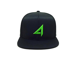 Sombrero de camionero de poliéster 100% con logotipo personalizado, gorra transpirable de alta calidad para exteriores con orificio cortado con láser y ala plana para un mejor rendimiento - Product Image 1