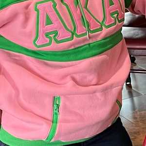 เสื้อฮู้ดสีชมพู AKA ปักลายตัวอักษรกรีก แบบยูนิเซ็กซ์ ผ้าฟลีซนุ่ม สวมใส่สบาย สไตล์สตรีทแวร์ - Product Image 4