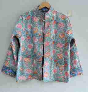Chaqueta de Mujer de Algodón Hecha a Mano en India, Reversible, Acolchada, con Estampado Floral Bohemio, Ecológica, para Invierno - Product Image 1